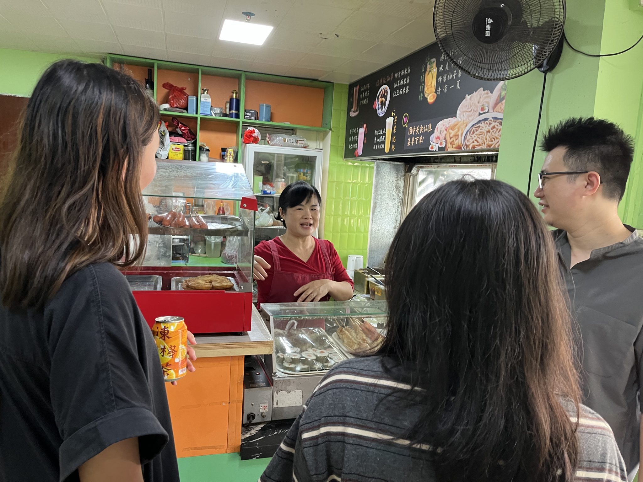 古城裡八個兒童友好點之一的小店「元茶」，是孩子們放學買零食的好去處，許多孩子長大搬走後還是會回來探望老闆小紅姐。